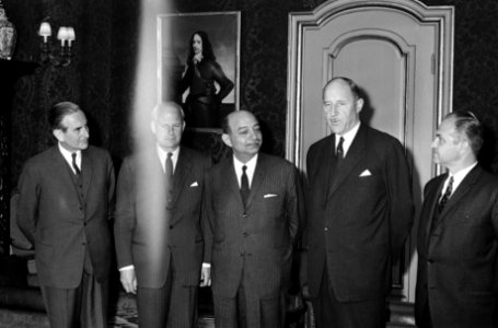 V.l.n.r. de ambassadeur van Egypte Fawxy, staatssecretaris De Koster, minister M, Bestanddeelnr 922-5444