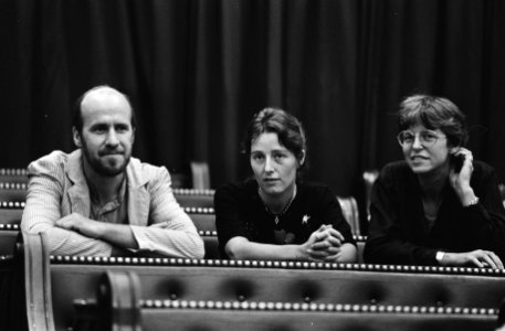 V.l.n.r. Dhr. Marius Ernsting in de fractiebank (l) met Mw. Ina Brouwer (m) en M, Bestanddeelnr 932-6901