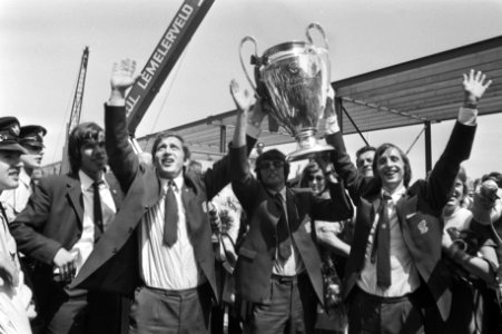 V.l.n.r. Van Dijk, Vasovic, Suurbier en Cruijff met de beker, Bestanddeelnr 924-6130
