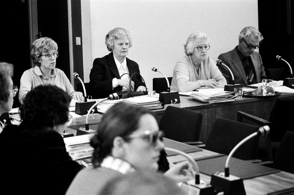 V.l.n.r. staatssecretarissen Wallis de Vries, Kraayeveld-Wouters, Veder-Smit, Ha, Bestanddeelnr 930-2859