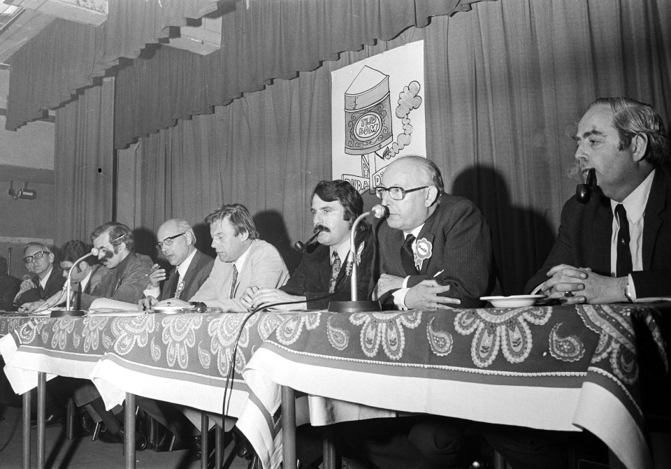 V.l.n.r. Van der Stoel (PvdA), Van Thijn (PvdA), Jurgens (PPR), Den Uyl (PvdA), , Bestanddeelnr 924-4935
