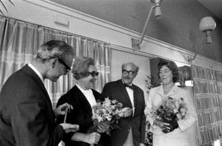 V.l.n.r. dhr. P. de Nuyl, mw. Elias, dhr. Willem Enzinck , mw. Inez van Dulleme, Bestanddeelnr 920-3980