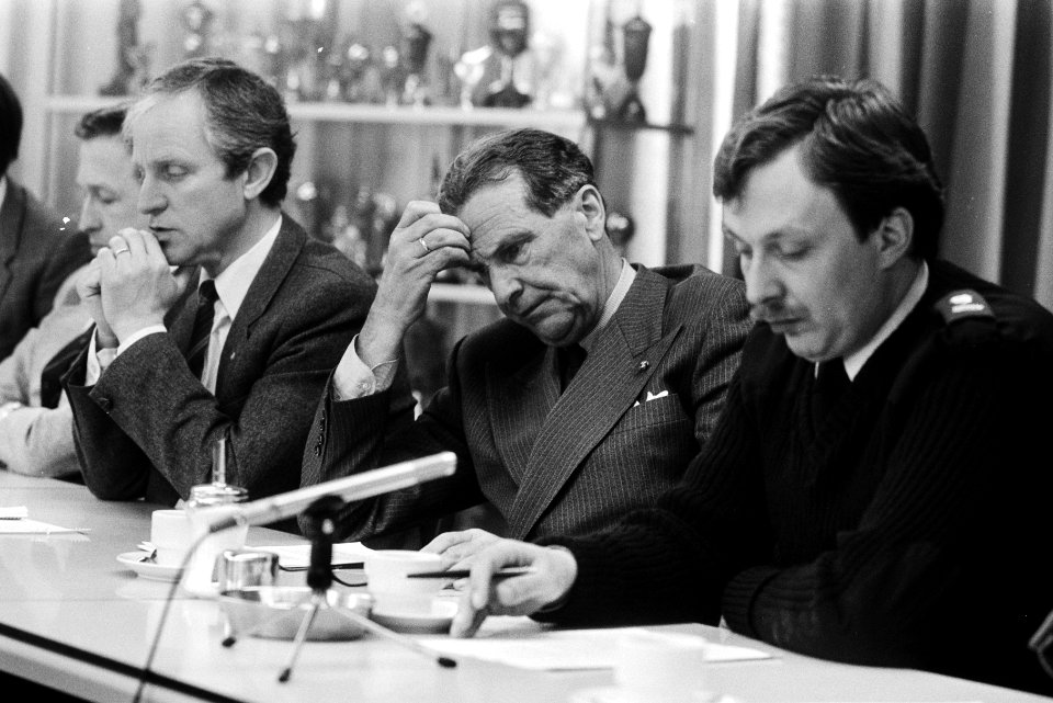 V.l.n.r. commissaris J.W. Bakker, burgemeester R.M. Gallas en hoofdinspecteur F., Bestanddeelnr 932-5533