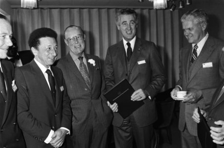 V.l.n.r. drs S.Orlandini,pres.dir. van KLM, prins Bernhard, M.Schroder, dir van…, Bestanddeelnr 931-0536