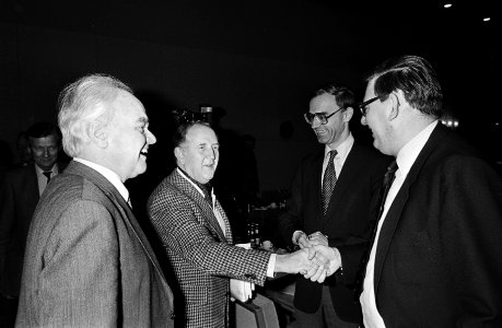 V.l.n.r. Van Eijkelenburg (NCW), Van Veen (VNO), minister Ruding (Financiën) en , Bestanddeelnr 932-4273