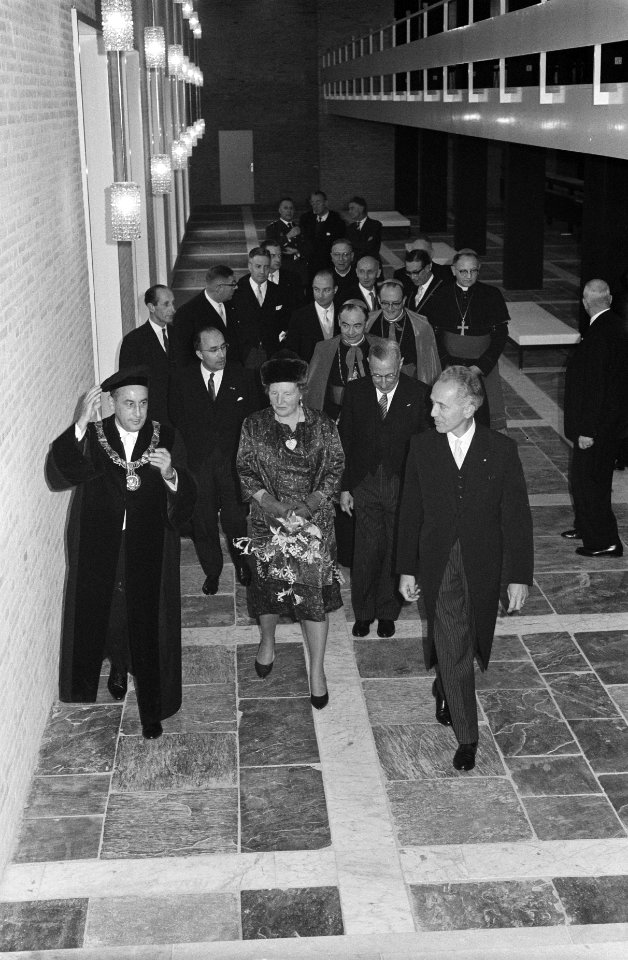 V.l.n.r. dr. F.J.P. van Dooren, koningin Juliana, dr. C.M.N. Kortman, daarachter, Bestanddeelnr 914-5062