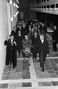 V.l.n.r. dr. F.J.P. van Dooren, koningin Juliana, dr. C.M.N. Kortman, daarachter, Bestanddeelnr 914-5062
