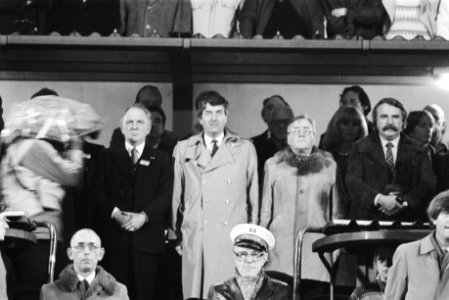 V.l.n.r. Dhr. Rinus Michels, premier Lubbers, onbekend en dhr. Van der Louw, Bestanddeelnr 932-7769