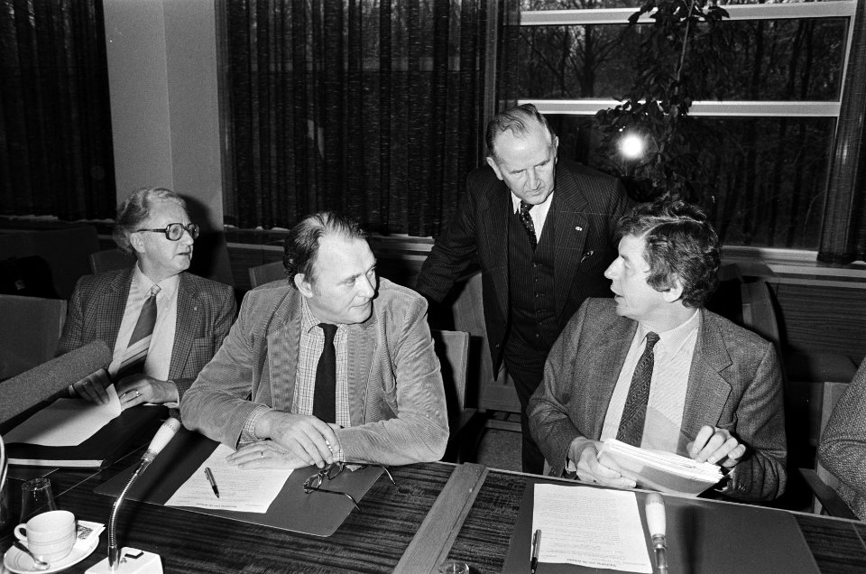 V.l.n.r. Van der Meulen (CNV), Bode (FNV), Van Veen (VNO) en Kok (FNV), Bestanddeelnr 932-4052