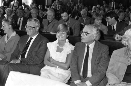 V.l.n.r. Commissaris van de Koningin Roel de Wit, echtgenote van dhr. Van Thijn , Bestanddeelnr 932-6238