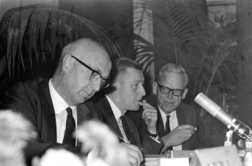 V.l.n.r. S.L. Mansholt, prof. dr. Bosman en prof. dr. M.C.J. van der Grinten, Bestanddeelnr 919-7566