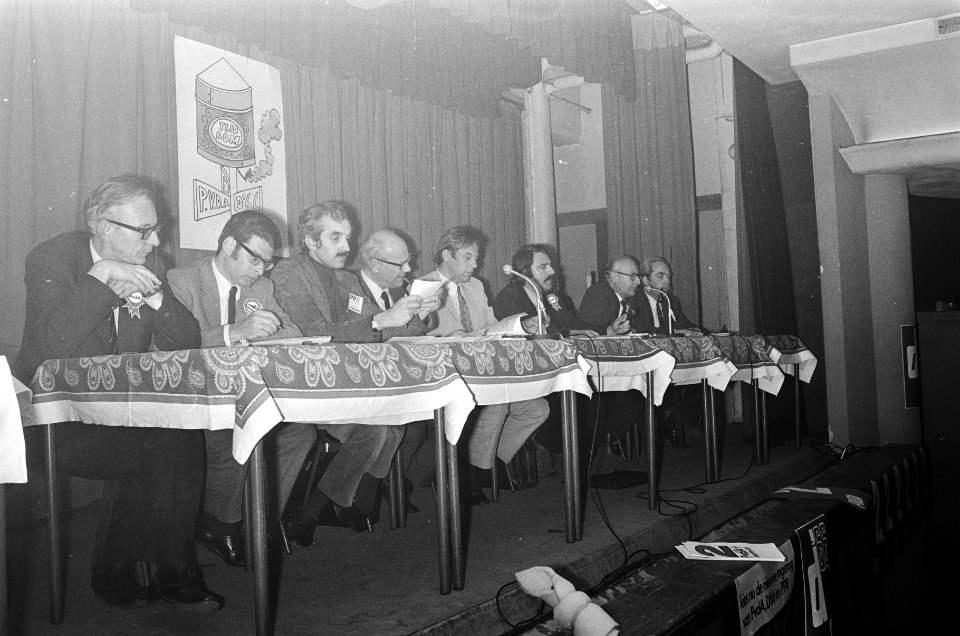 V.l.n.r. Van der Stoel (PvdA), Van Thijn (PvdA), Jurgens (PPR), Den Uyl (PvdA), , Bestanddeelnr 924-4932