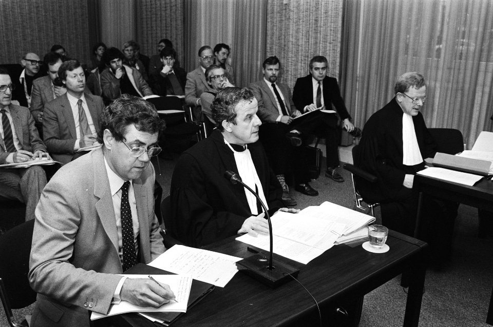 V.l.n.r. dhr. Maas (lid van de Raad van Bestuur KBB), mr. L.J. Bouchez (advocaat, Bestanddeelnr 932-4779