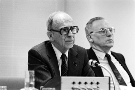 V.l.n.r. Prof. Mr. P. Sanders en Dr. Ir. H.J. Mathot tijdens een buitengewone aa, Bestanddeelnr 931-2935