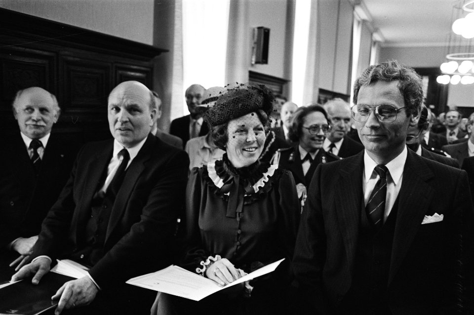 V.l.n.r. Directeur H.J. Neuman, koningin Beatrix en minister Van den Broek, Bestanddeelnr 932-5866