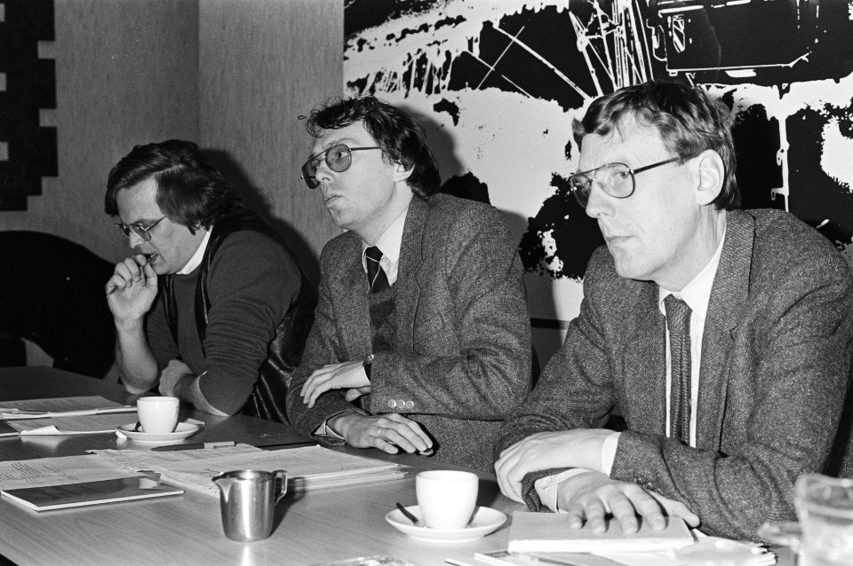 V.l.n.r. Rutger Engelhardt, Rob Tielman en Ad van Oosten tijdens een persconfere, Bestanddeelnr 931-2907