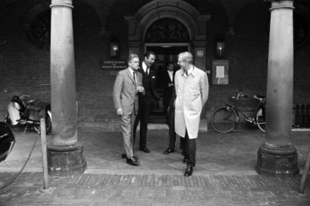 V.l.n.r. Veringa, Biesheuvel en Udink bij hun vertrek, Bestanddeelnr 924-6284