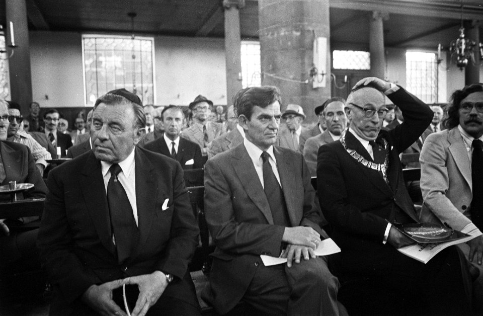 V.l.n.r. burgemeester Kollek van Jeruzalem, ambassadeur Bar'On van Israël en bur, Bestanddeelnr 928-0401