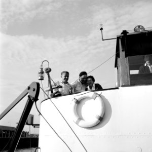 V.l.n.r. Robert Hostetter, schipper Willem van Geijn en Hilde Eschen aan boord …, Bestanddeelnr 254-1780