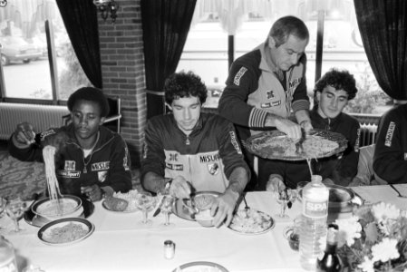 V.l.n.r. aan de spaghetti Juary, Baresi, 2e trainer Delfratic (schept op) en Sab, Bestanddeelnr 932-3686