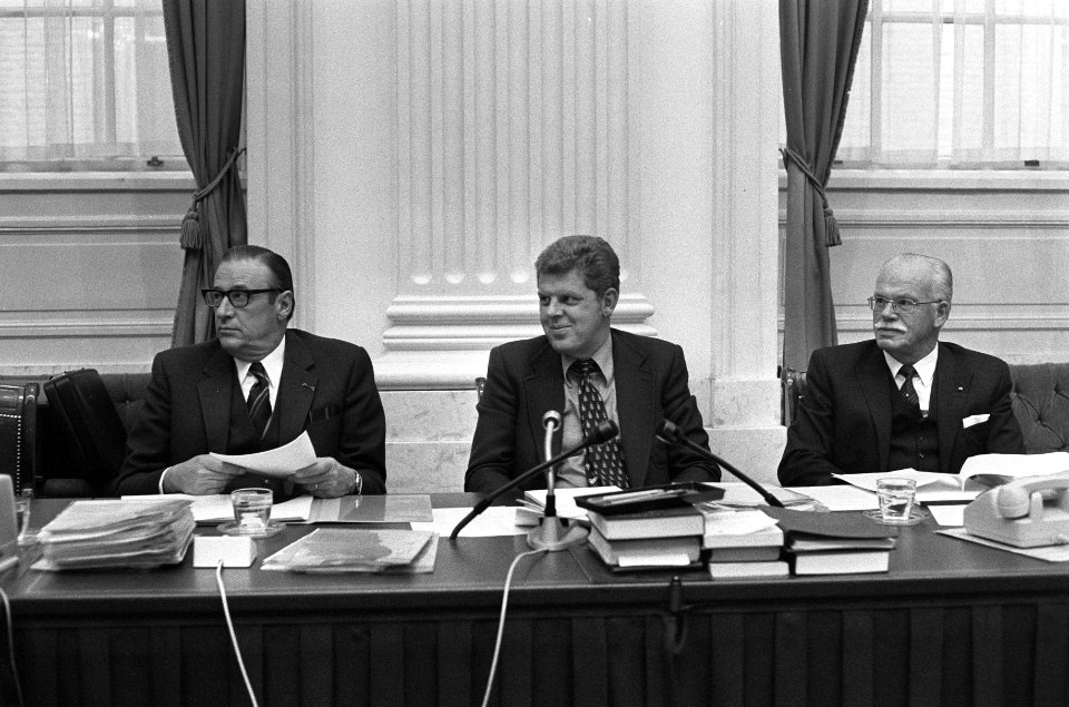 V.l.n.r. T. Dekker (directeur-generaal fiscale zaken), minister Duisenberg en mr, Bestanddeelnr 926-8436