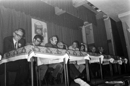 V.l.n.r. Van der Stoel (PvdA), Van Thijn (PvdA), Jurgens (PPR), Den Uyl (PvdA), , Bestanddeelnr 924-4933