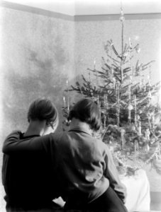 V.l.n.r. Renée en Hans bij de versierde kerstboom, Bestanddeelnr 189-1127