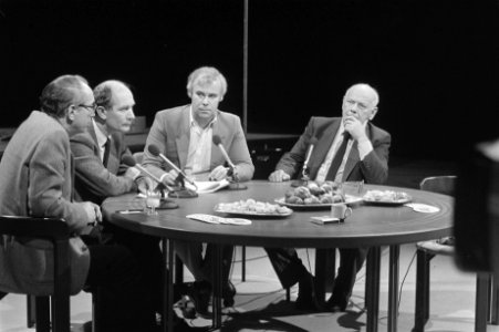 V.l.n.r. Arie Groenevelt (FNV), Bert de Vries (fractievoorzitter CDA), presentat, Bestanddeelnr 932-4493