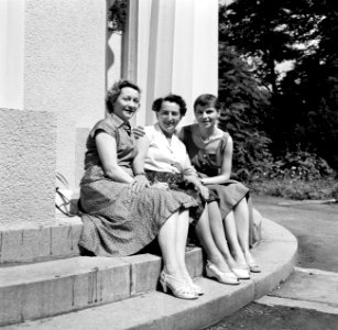V.l.n.r. Uschi, Hilde Eschen en Heli bij de tempel boven de Leopolds-bron in het, Bestanddeelnr 254-3413