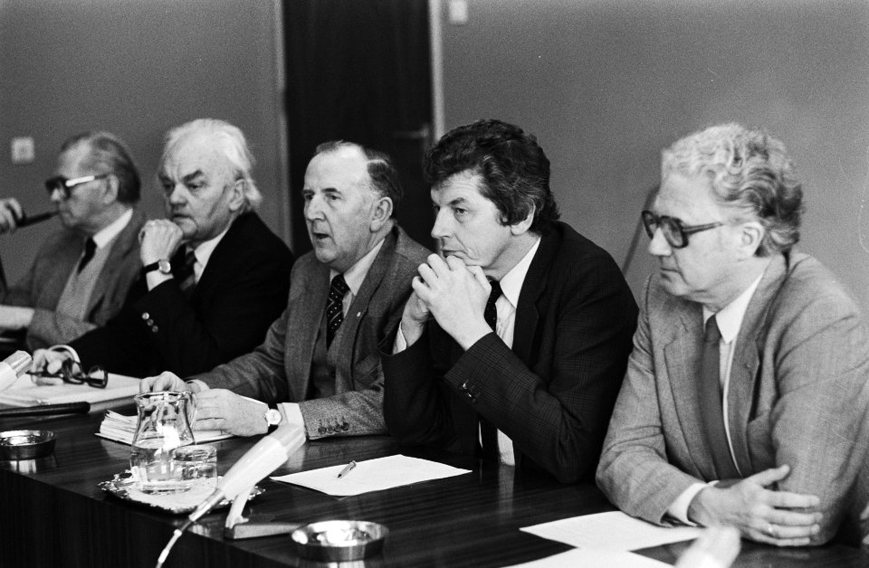 V.l.n.r. Van Eijkelenburg (NCW), Van Veen (VNO), Kok (FNV) en Harm van der Meule, Bestanddeelnr 932-4158