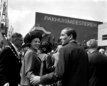 V.l.n.r. burgemeester Thomassen, prinses Beatrix en prins Claus, Bestanddeelnr 917-9510