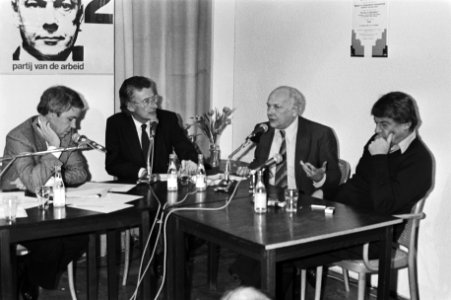 V.l.n.r. Ton Planken, Harry Mulisch, Joop den Uyl en Hans van Mierlo tijdens een, Bestanddeelnr 931-2687
