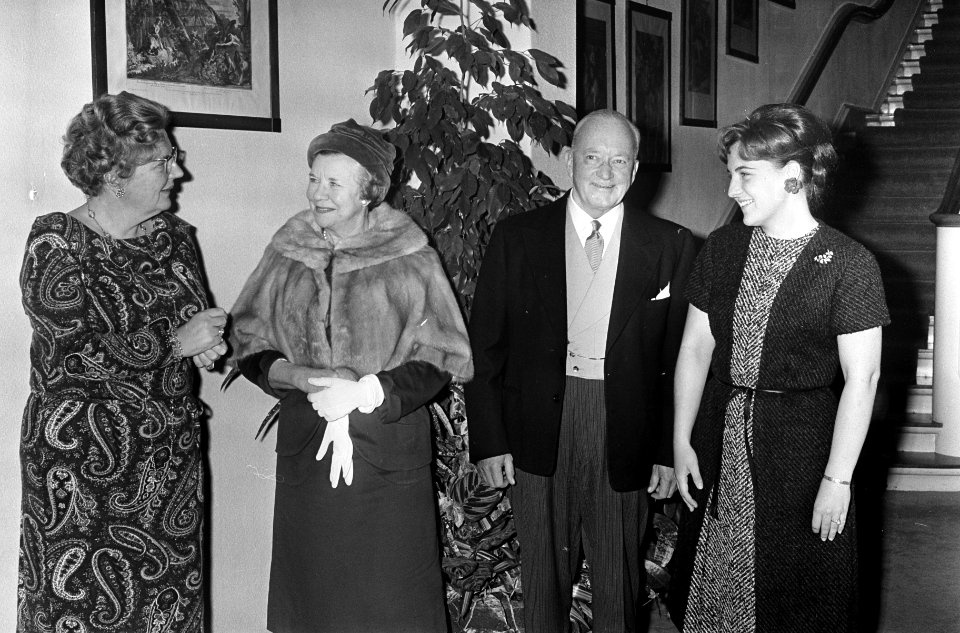 V.l.n.r. koningin Juliana, mevrouw Puddicombe , de heer Puddicombe en prinses Ma, Bestanddeelnr 918-4451