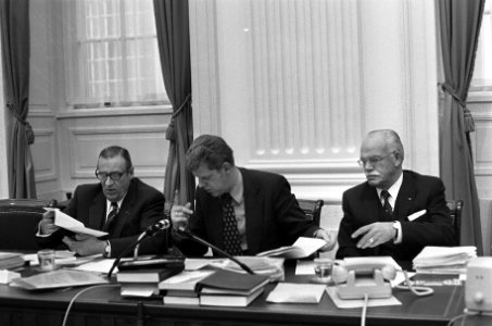 V.l.n.r. T. Dekker (directeur-generaal fiscale zaken), minister Duisenberg en mr, Bestanddeelnr 926-8435