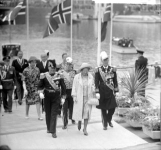 V.l.n.r. koning Olav, koningin Juliana en prins Bernhard, Bestanddeelnr 916-8556