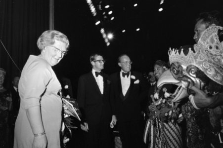 V.l.n.r. Koningin Juliana, Pieter van Vollenhoven, prins Bernhard en leden van …, Bestanddeelnr 924-4194