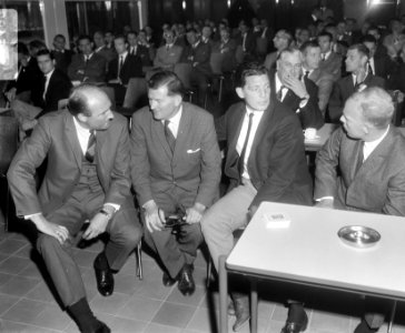 V.l.n.r. Toon Brusselers (voetballer) Kick Smit (trainer) Cor van der Hart (trai, Bestanddeelnr 919-5482
