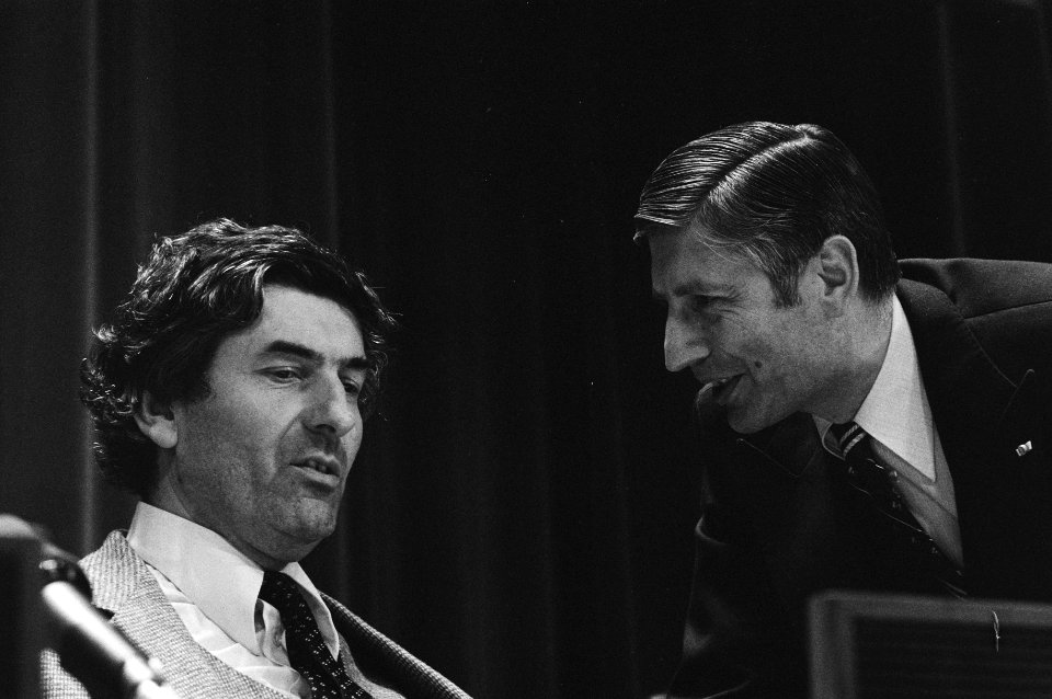 V.l.n.r. Ruud Lubbers en Dries van Agt in gesprek tijdens de bijeenkomst, Bestanddeelnr 931-2945
