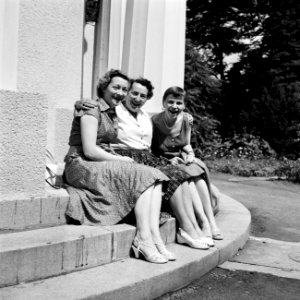 V.l.n.r. Uschi, Hilde Eschen en Heli bij de tempel boven de Leopolds-bron in het, Bestanddeelnr 254-3414