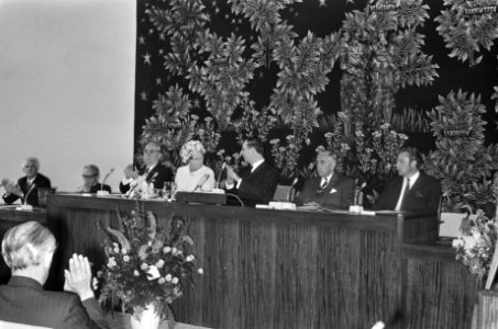 V.l.n.r. Jansen (secretaris van de SER), koningin Juliana , SER-voorzitter De Po, Bestanddeelnr 924-6948