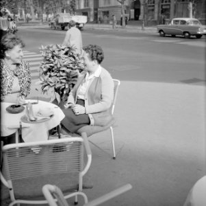 V.l.n.r. Traute Flamme en Hilde Eschen op een terras in Wiesbaden, Bestanddeelnr 254-4095