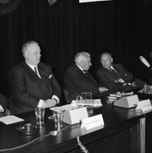 V.l.n.r. Duitse minister voor economie en technologie Schmückler, prof. ir. H.C…, Bestanddeelnr 918-4626