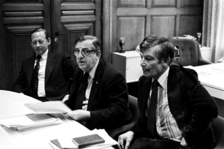 V.l.n.r. Stikker ( Raad van Bestuur RSV), Molkenboer ( Directeur Generaal EZ) en, Bestanddeelnr 930-2221