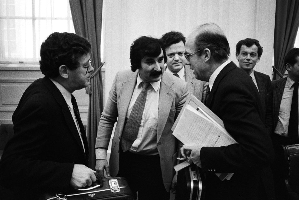 V.l.n.r. staatssecretaris Van Houwelingen (Defensie),Harry van den Bergh (PvdA) , Bestanddeelnr 932-5253