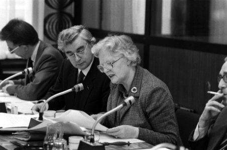 V.l.n.r. Theo Joekes en staatssecretaris Els Veder-Smit bij een vergadering van , Bestanddeelnr 931-3105