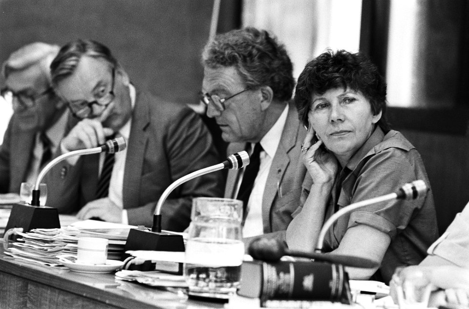 V.l.n.r. Staatssecretaris Van der Reijden (WVC), onbekend en staatssecretaris Ko, Bestanddeelnr 932-6277