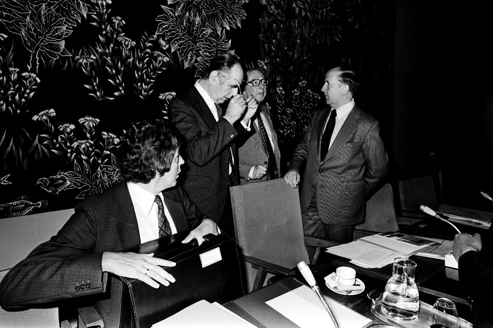 V.l.n.r. Kok (FNV), de Pous (SER), dr. Zijlstra (De Nederlandsche Bank) en van V, Bestanddeelnr 930-3381