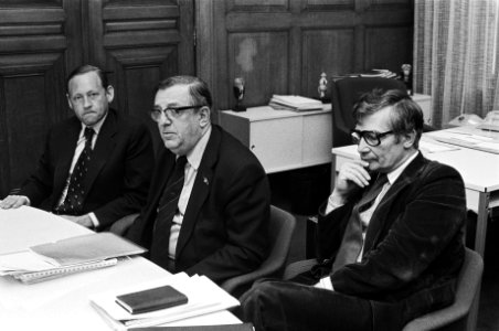 V.l.n.r. Stikker ( Raad van Bestuur RSV), Molkenboer ( Directeur Generaal EZ) en, Bestanddeelnr 930-2222