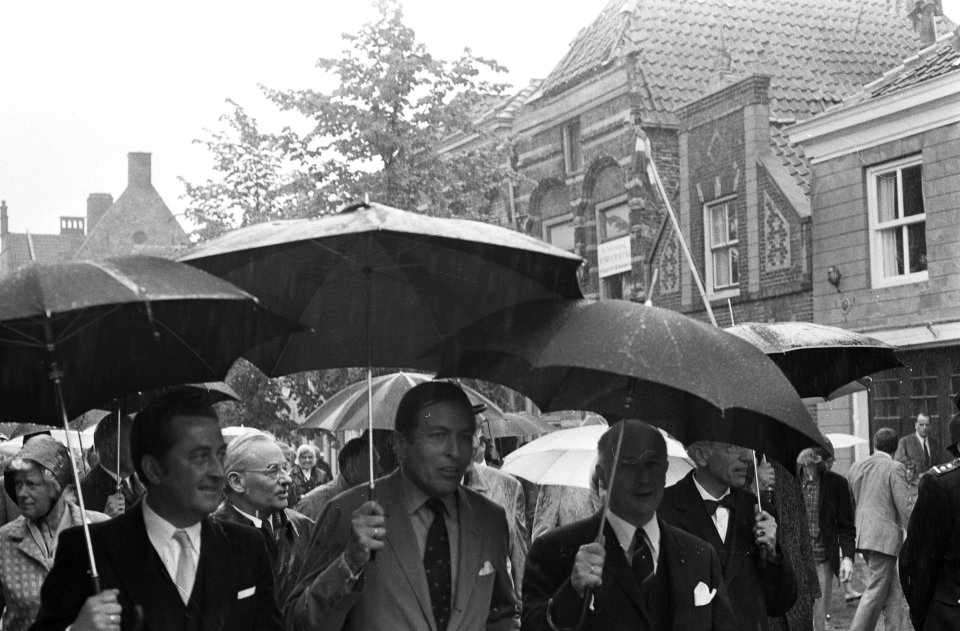 V.l.n.r. Ton Koot, prins Claus en burgemeester Voster met paraplu's, Bestanddeelnr 924-5534