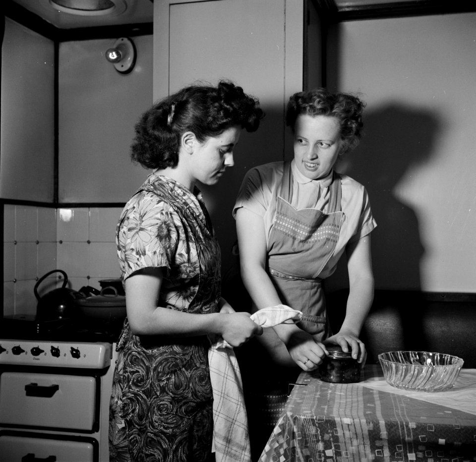 V.l.n.r. Annie met de vrouw van schipper Rieb in een kombuis aan boord van de D…, Bestanddeelnr 254-1443